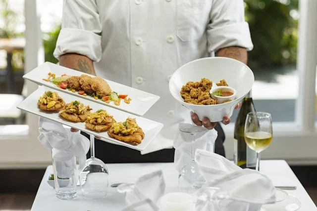 Cheff showing diffirent dishes